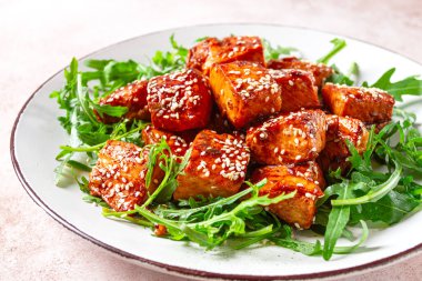 Kızarmış somon dilimleri, susamlı teriyaki roka salatası, en iyi manzara.,