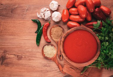 Gürcü sosu, Satsebeli sosu, domates ve tatlı biber sosu, baharatlı, ahşap bir kasede, ev yapımı, insan yok.,