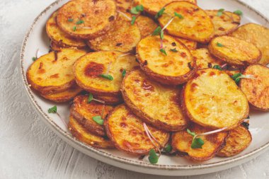 Patates dilimleri, parmesan peyniri ve baharatla fırında kızartılmış, ev yapımı, insan yok.,