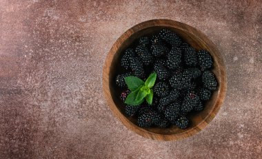 Böğürtlen, ahşap bir kasede, üst manzara, insan yok.,