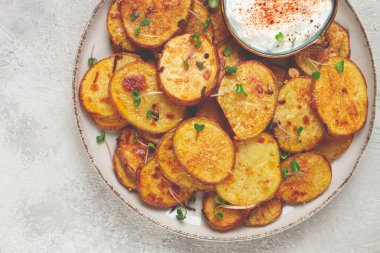 Patates dilimleri, parmesan peyniri ve baharatla fırında kızartılmış, ev yapımı, insan yok.,
