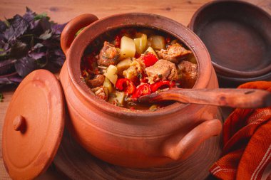 Chanakhi, Gürcü yemeği. Kil bir tencerede, ahşap bir masada, sebzeli et, ev yapımı, insan yok.,