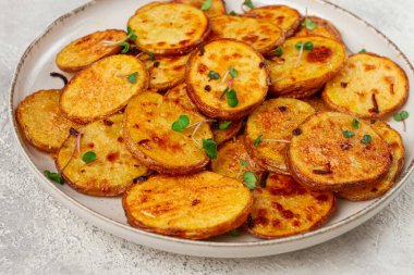 Patates dilimleri, parmesan peyniri ve baharatla fırında kızartılmış, ev yapımı, insan yok.,