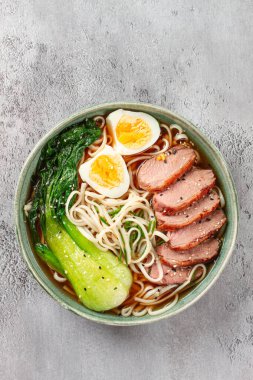 Ördek ve erişteli ramen çorbası, yumurtalı ve kakaolu, ev yapımı, insan yok.,