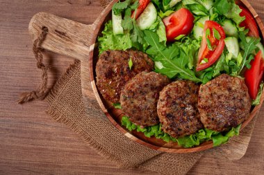 Kızarmış pirzola, kıyma, sebze salatası, ev yapımı, üst manzara, insan yok.,