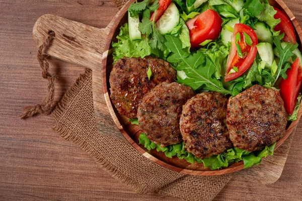 Kızarmış pirzola, kıyma, sebze salatası, ev yapımı, üst manzara, insan yok.,