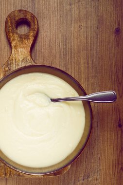 Patates püresi, suluguni peyniri, ev yapımı, ahşap bir masada, insan yok, üst görünüm.,