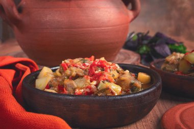 Chanakhi, Gürcü yemeği. Kil bir tencerede, ahşap bir masada, sebzeli et, ev yapımı, insan yok.,