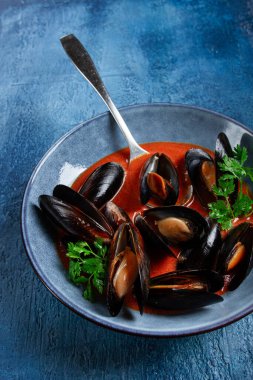 Fra Diavolo midyesi, domates soslu midye, İtalyan yemeği, mavi arka planda, ev yapımı, insan yok.,