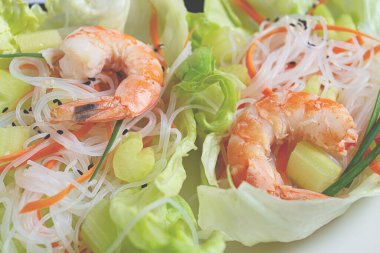 Vietnam salatası, cam erişte, sebze ve karides, insan yok.,