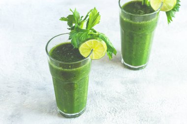 İki bardak, yeşil smoothie, kereviz ve ıspanak, elma ve kivi, salatalık, sebze suyu, kahvaltı, ev yapımı, insan yok.,