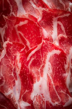 Dilimlenmiş jambon, prosciutto, İtalyan yemeği, lezzet, parma jambonu, üst manzara, insan yok.,