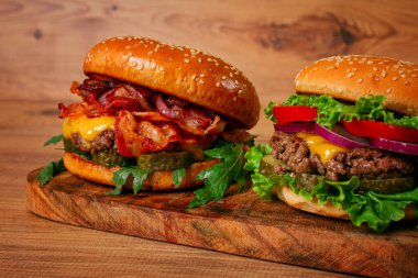 İki köfteli burger, kızarmış pastırma, çedar peyniri, domates, ev yapımı, insan yok.,