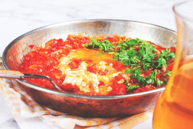 Geleneksel Türk yemeği, domatesli yumurta, otlu Menemen, kızartma tavasında, yakın plan, insan yok.,
