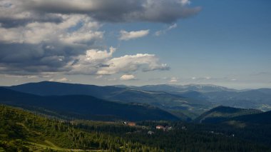 Vadinin kırsalında. Dağların, bulutların ve kayaların zirvesindeki vahşi ormanın konsept fotoğrafı.