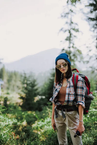 Portrait Attractive Girl Hat Vape Phone Hipster Girl Top Mountain — Stock Photo, Image