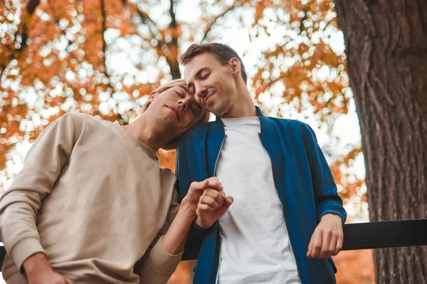 Amando Casal Gay Livre Dois Homens Bonitos Ter Encontro Romântico — Fotografia de Stock