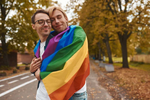 로맨틱 커플이 야외에서 포옹하고 키스하고 있습니다 공원에서 Lgbt 프라이드 깃발을 — 스톡 사진