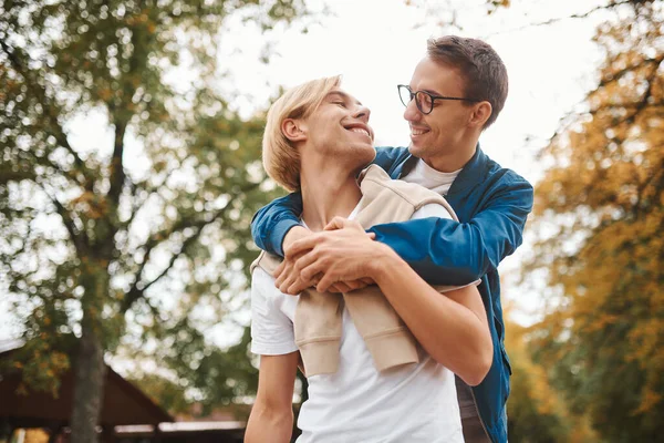 Dışarıda gezen sevecen eşcinsel çift. Parkta romantik bir randevu yaşayan iki yakışıklı adam. LGBT kavramı.