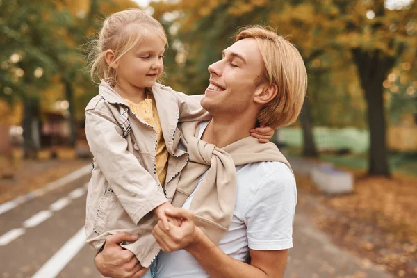 Jovem Homem Bonito Com Sua Filhinha Bonitinha Juntos Parque Conceito — Fotografia de Stock