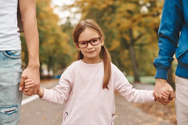 Imagem Cortada Dois Pais Gays Com Sua Filha Adotada Mãos — Fotografia de Stock