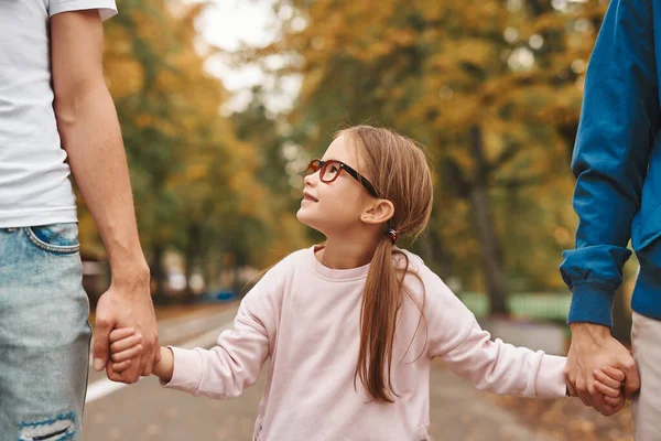 Imagem Cortada Dois Pais Gays Com Sua Filha Adotada Mãos — Fotografia de Stock