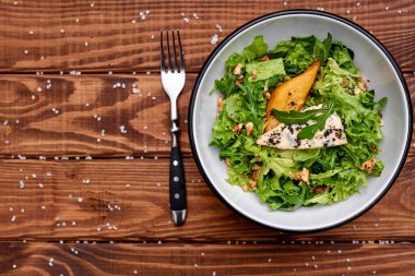 Ballı ördek rostosu, marul yaprağı, ceviz ve ahşap tahtada mavi peynir. Kafeler ve restoranlar için konsept. Yemek fotoğrafı. Sağlıklı yiyecekler. Diyet yapıyorum. Bahar menüsü