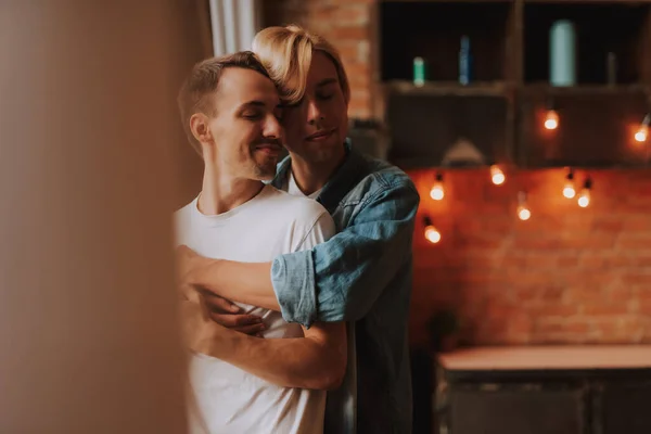 Amar Casal Gay Casa Dois Homens Bonitos Abraçando Beijando Cozinha — Fotografia de Stock