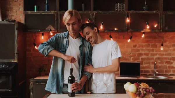 Amar Pareja Gay Casa Dos Hombres Guapos Abrazándose Besándose Cocina —  Fotos de Stock