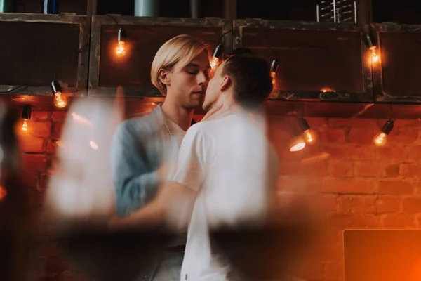 自宅でゲイのカップルを愛しています キッチンで抱き合ってキスしている2人のハンサムな男性 赤ワインのボトルでロマンチックな雰囲気 Lgbtの概念 — ストック写真