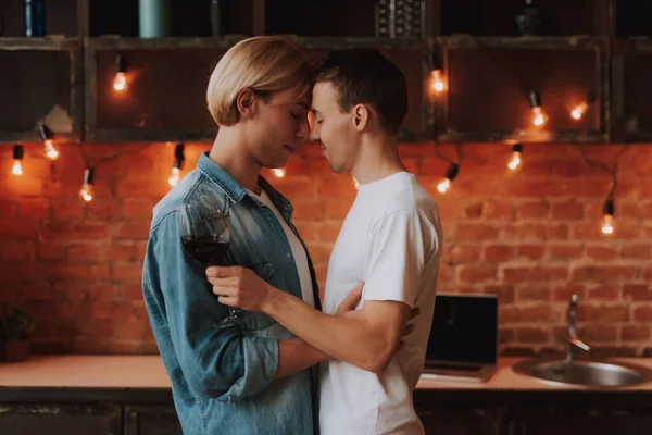 Amar Pareja Gay Casa Dos Hombres Guapos Abrazándose Besándose Cocina —  Fotos de Stock