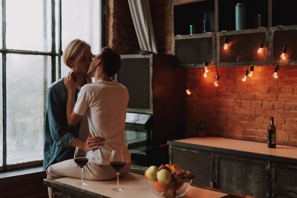 Evdeki sevecen eşcinsel çift. Mutfakta sarılıp öpüşen iki yakışıklı adam. LGBT kavramı.