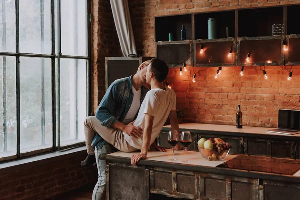 可爱的同性恋夫妇在家里 两个英俊而热情的男人在厨房里拥抱和亲吻 Lgbt概念 — 图库照片