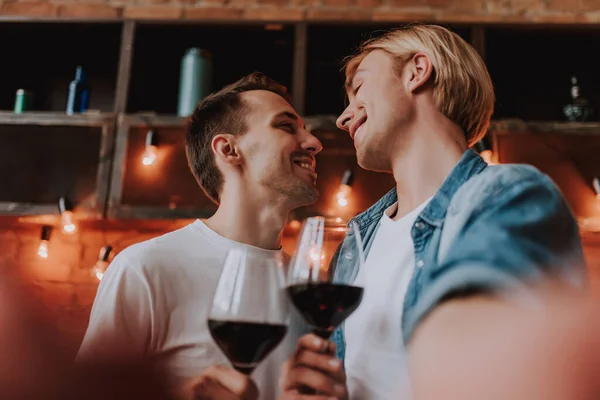 Amar Casal Gay Casa Dois Homens Bonitos Abraçando Beijando Bebendo — Fotografia de Stock