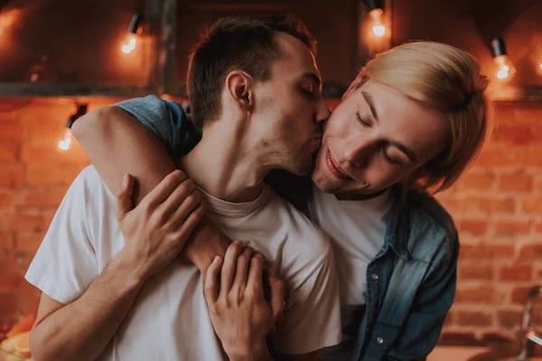 自宅でゲイのカップルを愛しています キッチンで抱き合ってキスしている2人のハンサムな男性 Lgbtの概念 — ストック写真