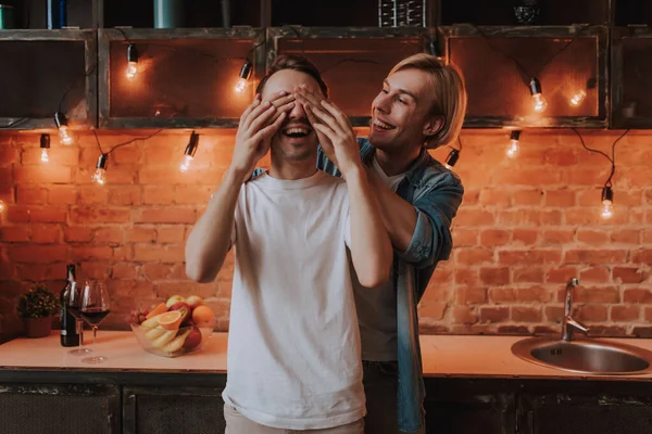 可爱的同性恋夫妇在家里 两个英俊的男人在厨房拥抱和亲吻 Lgbt概念 — 图库照片