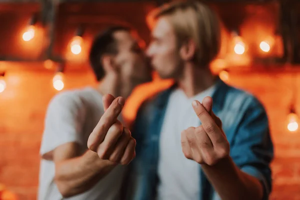 自宅でゲイのカップルを愛しています 看板愛を見せながらキッチンで抱き合ってキスする2人のハンサムな男性 Lgbtの概念 — ストック写真