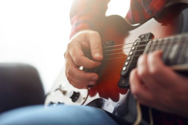 Evde tele-çalışma kavramı. Coronavirus salgınından sonra evde ders çalışan şık bir erkek. Karantina sırasında evde kal ve çalış. Merkez Ofis