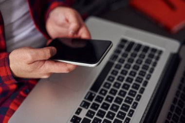 Evde tele-çalışma kavramı. Coronavirus salgınından sonra evde çalışan şık bir erkek. Karantina sırasında evde kalıp çalışın. Merkez Ofis