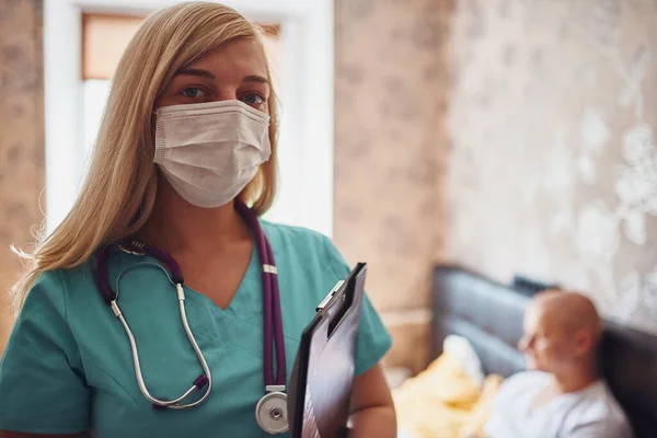 Ev ziyareti. Hasta doktorla iletişim kuruyor. Hasta bir doktor tarafından muayene edilmek. Covid 'den hasta ol. Karantina kısıtlamaları.