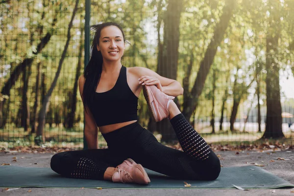 Jonge Vrouw Zwarte Sportkleding Stretching Doet Sport Het Park Aantrekkelijk — Stockfoto