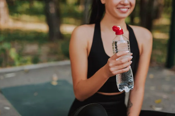 Jeune Femme Tenue Sport Noire Étirant Faisant Sport Dans Parc — Photo