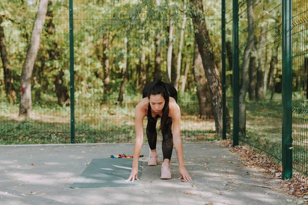 Jonge Vrouw Zwarte Sportkleding Stretching Doet Sport Het Park Aantrekkelijk — Stockfoto