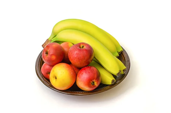กล้วยและแอปเปิ้ลบนจานบนพื้นหลังสีขาว — ภาพถ่ายสต็อก