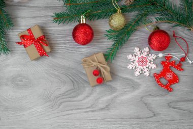 Yeni yıl süslemeleri, gri tahtada hediyeler