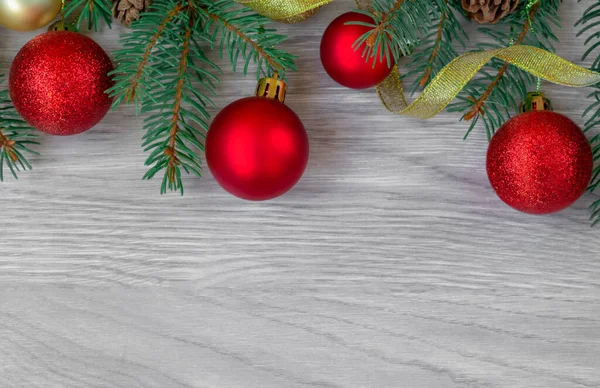 Bolas rojas de Navidad, cinta dorada y ramas de pino — Foto de Stock