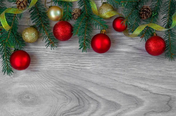 Árbol de Navidad con decoración sobre fondo de madera — Foto de Stock