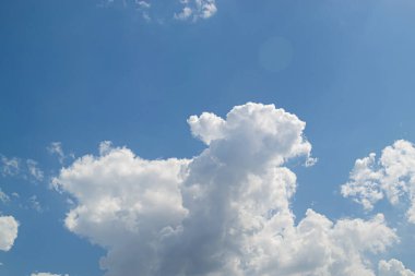 Mavi gökyüzüne karşı beyaz kümülüs bulutları. Gökyüzündeki bulutlar