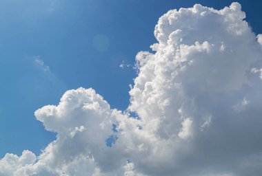 Mavi gökyüzüne karşı beyaz kümülüs bulutları. Gökyüzündeki bulutlar