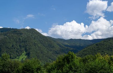 Dağların manzarası, kabarık bulutlu mavi gökyüzü. Yaz manzarası